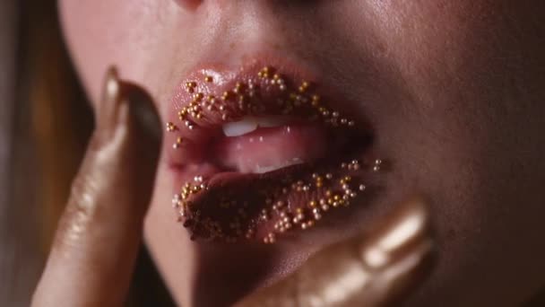 Confeti en los labios, maquillaje hermoso y colorante brillante de labios — Vídeo de stock