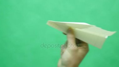 Kağıt Uçak yeşil arka planda