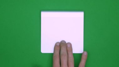 El hareketleri, bilgisayar dokunmatik ekran, tablet, trackpad kullanır gösterilen kümesi. 4k yeşil ekran ile. modern teknoloji