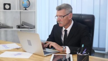 Exulting işadamı heyecanlanıyor ve sonunda kazanır