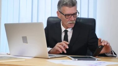 Komuta sizde ofisteki beyaz smartphone ile konuşuyor