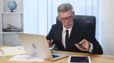 Komuta sizde ofisteki beyaz smartphone ile konuşuyor