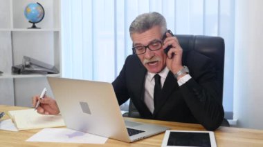 Komuta sizde ofisteki beyaz smartphone ile konuşuyor