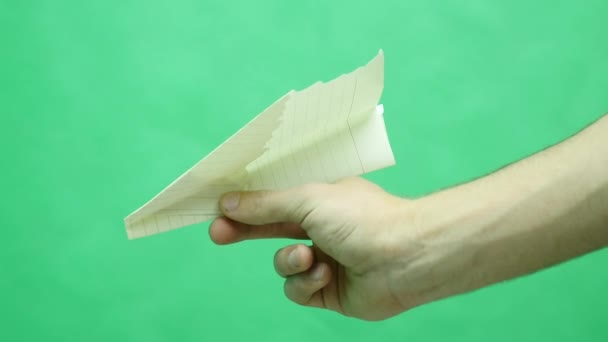 Papírové letadlo na zeleném pozadí — Stock video