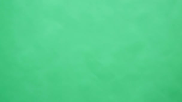 Бумажный самолет на зеленом фоне — стоковое видео