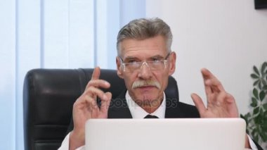 yaşlı işadamı modern ofis içinde bilgisayar ile çalışma