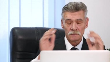 ofiste çalışmalar sırasında baş ağrısı olan işadamı