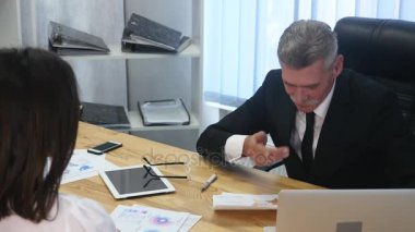 İş görüşmesi - mutlu işveren aday ile el sallayarak