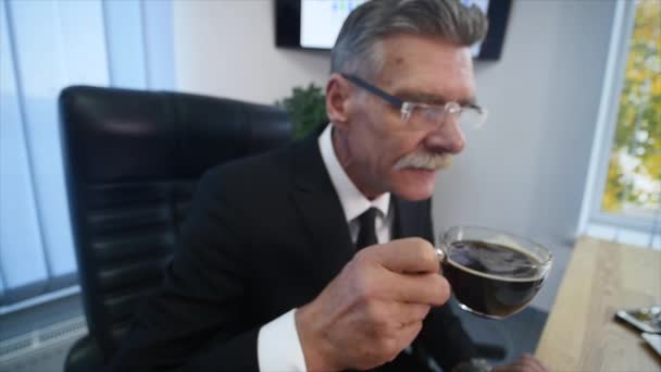 疲れたビジネスマンは、オフィスで働くとコーヒーを飲むを終了します。選択と集中。スローモーション — ストック動画
