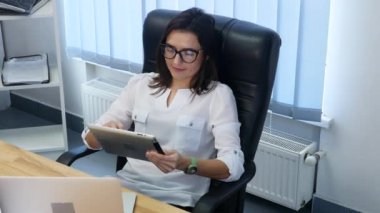 Boş ekran tablet kullanarak office kadında