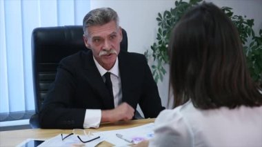 Öfkeli patron ofiste kadın işçiler ile. ağır çekim