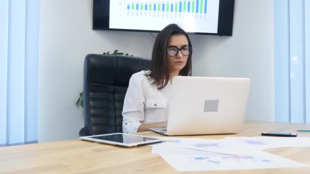 Mujer de negocios en la oficina con ordenador portátil — Vídeos de Stock