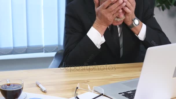 Müder Geschäftsmann mit Laptop schläft im Büro ein — Stockvideo