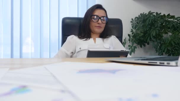 Mujer en la oficina usando tableta de pantalla en blanco — Vídeos de Stock