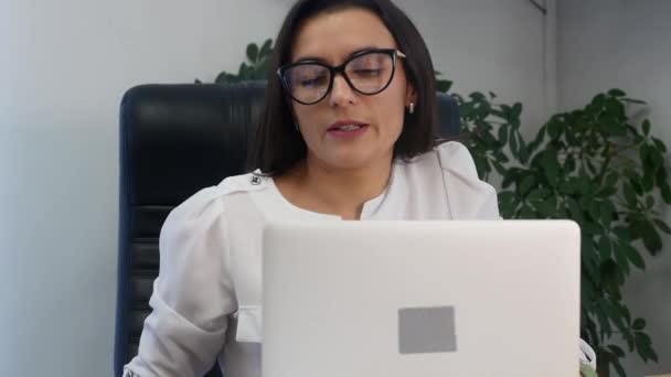 Деловая женщина в офисе с ноутбуком — стоковое видео