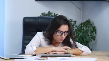 Güzel, başarılı bir kadın modern ofisindeki telefonda konuşuyor