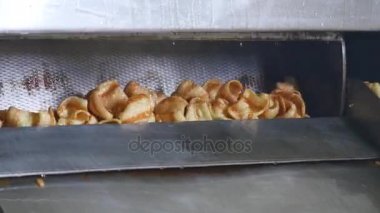 Fabrikada aperatifler üretim hattı