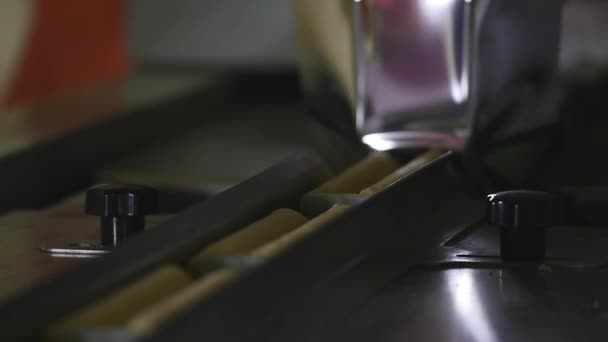 Производство закусок и печенья на заводе — стоковое видео