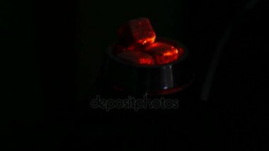 Kömürü nargile kase içinde karanlık portre. siyah arka plan