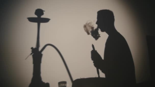 Sombra de un hombre que fuma narguile — Vídeo de stock