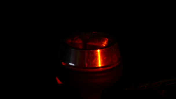 Glödande kol i vattenpipa skålen i mörker närbild. svart bakgrund — Stockvideo