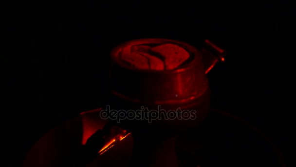 Heiße Kohlen in der Shisha-Schüssel in der Dunkelheit Großaufnahme. schwarzer Hintergrund — Stockvideo