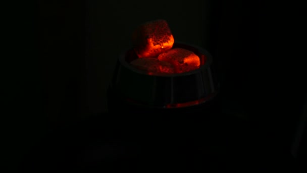 Hete kolen in de kom van de Shisha in duisternis close-up. zwarte achtergrond — Stockvideo