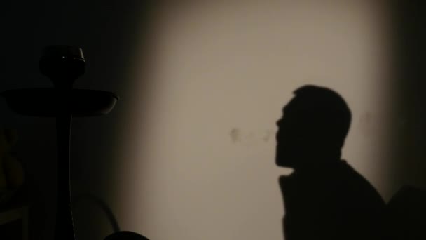 Σκιά ενός ανθρώπου που καπνίζει ναργιλέ — Αρχείο Βίντεο