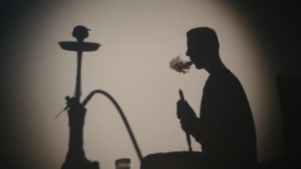 Σκιά ενός ανθρώπου που καπνίζει ναργιλέ — Αρχείο Βίντεο
