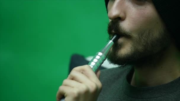 O jovem fuma um narguilé sozinho . — Vídeo de Stock