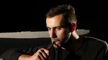 bir nargile portre siyah arka plan üzerine genç sakallı adam dumanlar