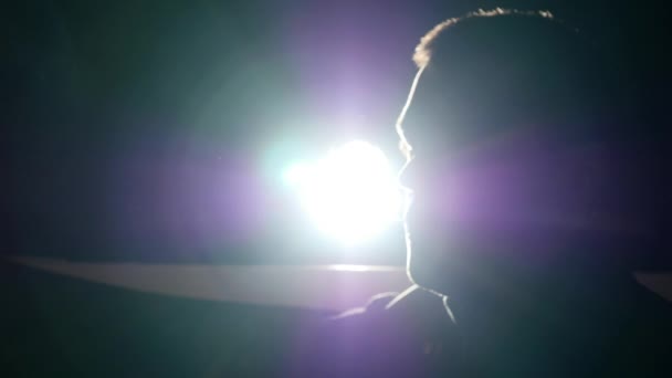 Genç adam sigara nargile ve yakın çekim sağlar karanlık bir odada duman halkaları — Stok video