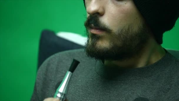 Le jeune homme fume un narguilé seul. de près. au ralenti — Video