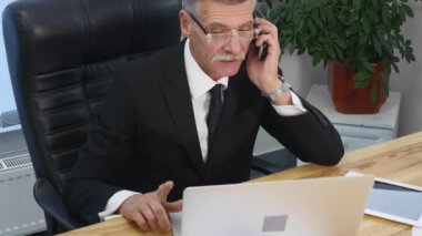 Komuta sizde beyaz smartphone ile konuşur ve ofiste gülümsüyor