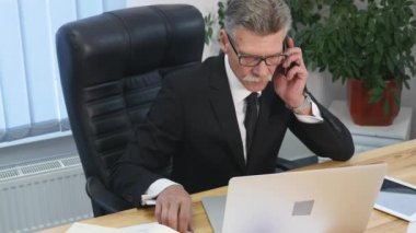 Komuta sizde beyaz smartphone ile konuşur ve ofiste gülümsüyor