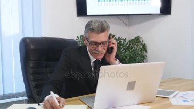 Komuta sizde ofisteki beyaz smartphone ile konuşuyor