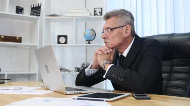 yaşlı işadamı modern ofis içinde bilgisayar ile çalışma