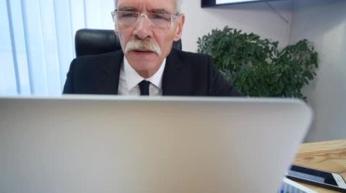 yaşlı işadamı modern ofis içinde bilgisayar ile çalışma