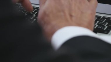 eller yaşlı işadamı modern ofis içinde bilgisayar ile çalışma
