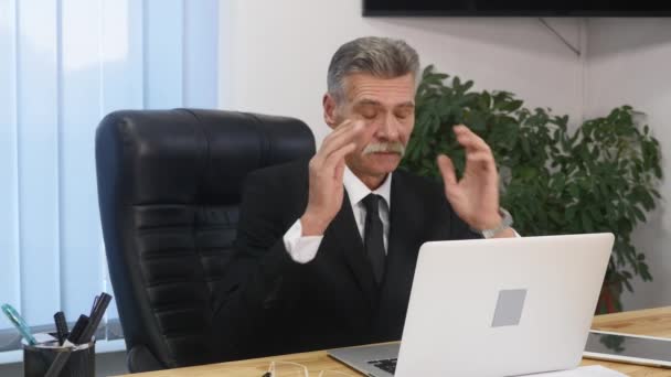 Uomo d'affari che ha mal di testa durante il lavoro in ufficio — Video Stock