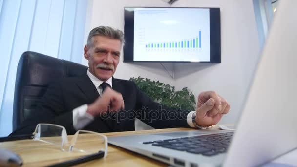 Old businessman leaned back in his office chair, he smile and daydreaming — Stock Video