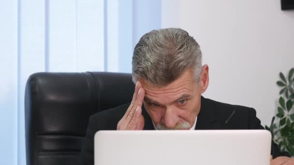 Affärsman med huvudet smärta under arbete i office — Stockvideo