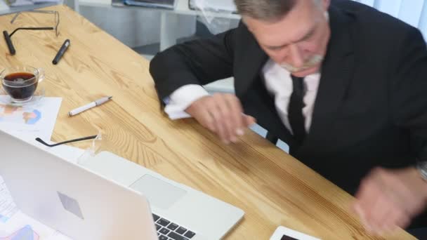 Moe zakenman met laptop in slaap vallen in kantoor — Stockvideo