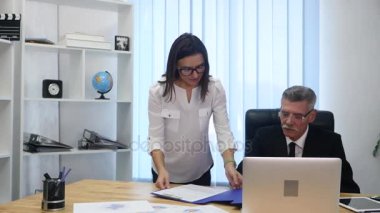 Şef Sekreter getiriyor belgeleri imzalar