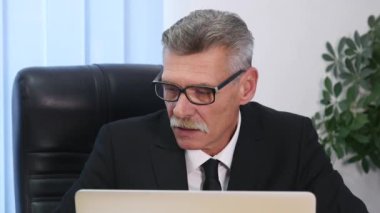 yaşlı işadamı modern ofis içinde bilgisayar ile çalışma