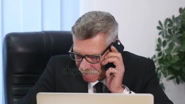 Komuta sizde ofisteki beyaz smartphone ile konuşuyor