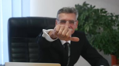 İşadamı başparmak yukarıya el hareketleri ile office arka plan