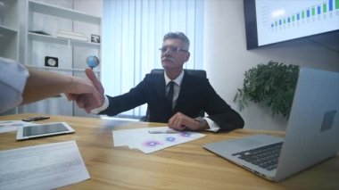 İş görüşmesi - mutlu işveren aday ile el sallayarak