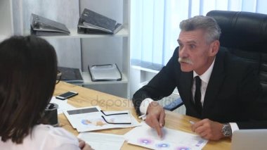 Öfkeli patron ofiste kadın işçiler ile