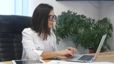 Dizüstü bilgisayarı olan bir iş kadını.